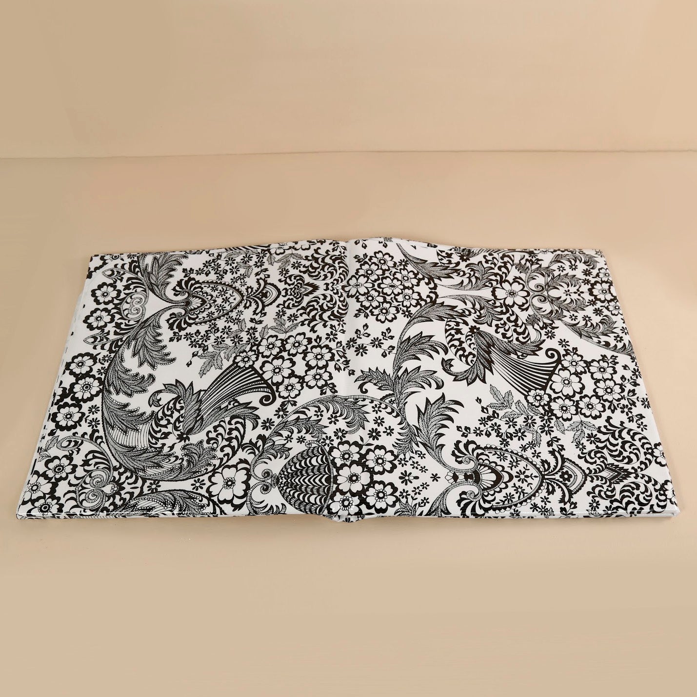 Oilcloth Tablecloth / Paradise Black + sett – One Mercantile / Sett