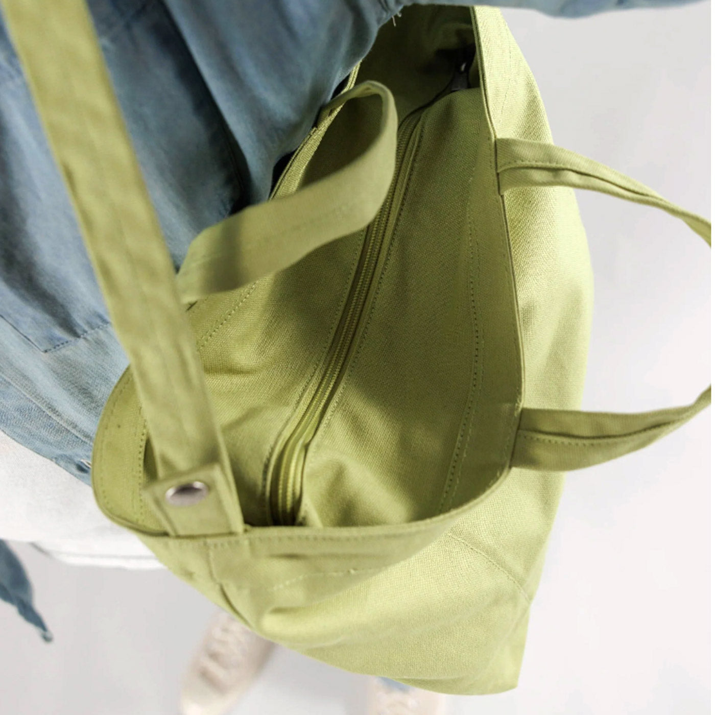 Baggu Horizontal Canvas Duck Bag / Ditsy Floral / Zipper Closure