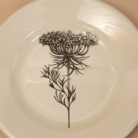 Laura Zindel Bistro Plate / Queen Anne's Lace